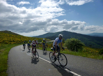 Cyclos en pleine ascension dans les cévennes Cyclotouristes en pleine ascension dans les cévennes